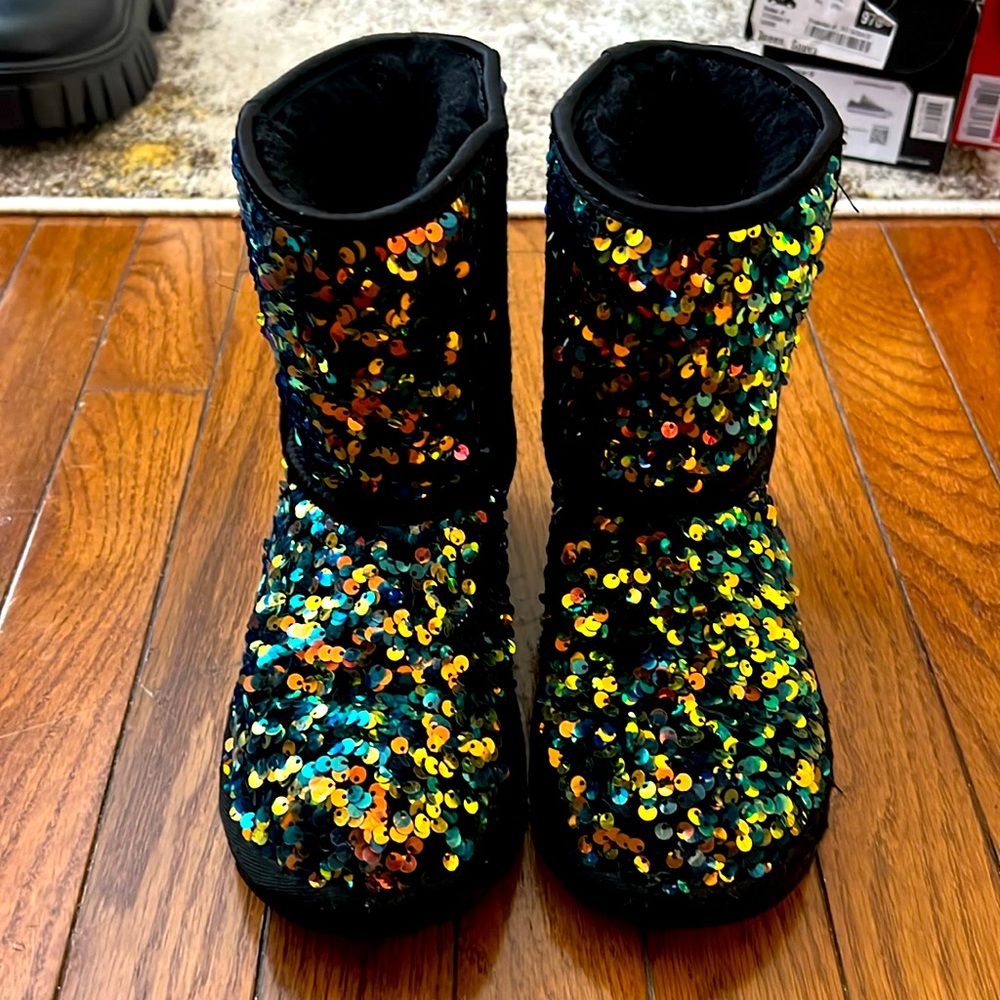 Ugg sparkle boot size 3. 💞🛍️